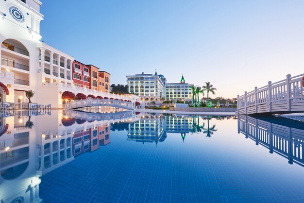 ndia is a land of opulence and grandeur, offering a world of luxury to travelers seeking the finest experiences. From majestic palaces that transport you to a bygone era to lavish resorts nestled in pristine landscapes,